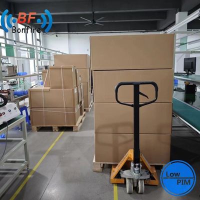 698-4000MHz Antenna de tecto montada direcional de alto ganho para amplificação de RF interna