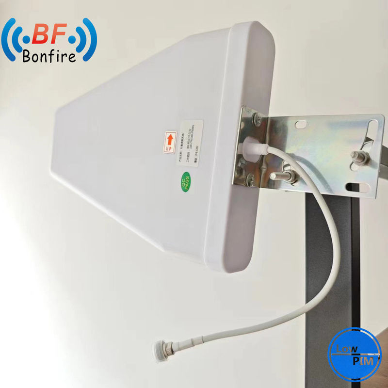 698-4000MHz Antenna de fio de feixe estreito Produção OEM/ODM para o exterior no Estádio Extent